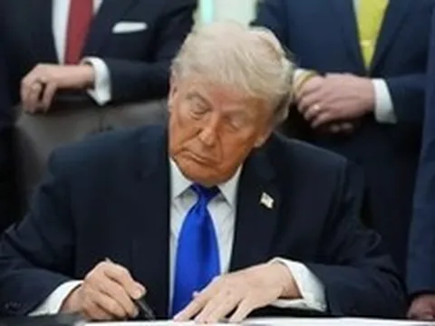 Tổng thống Mỹ Trump bất ngờ áp thuế 25% với xe hơi và xe tải từ Liên minh châu Âu