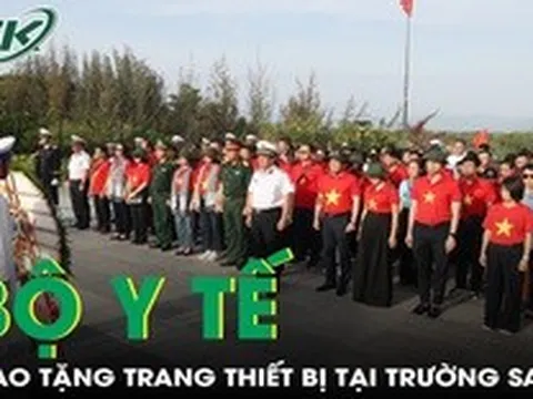 Đoàn đại biểu Bộ Y tế trao tặng trang thiết bị và nhu yếu phẩm thiết yếu tại Trường Sa