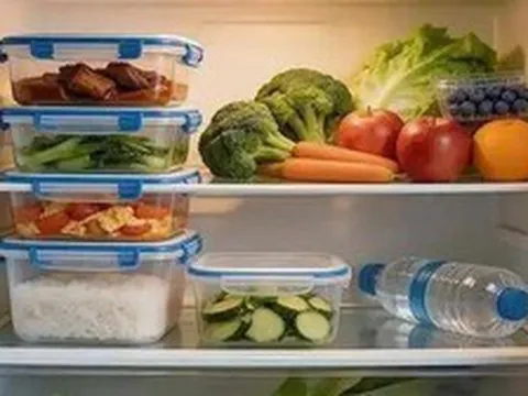 Ngày càng có nhiều người mắc ung thư đại trực tràng, bác sĩ nghẹn ngào cảnh báo: Thà nhịn đói còn hơn ăn 4 thứ “nằm lì” trong tủ lạnh