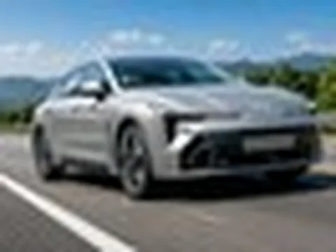 Kia K5 mới lộ cấu hình: Thêm máy tăng áp hybrid, dẫn động E-AWD, có sạc ngược V2L như xe điện