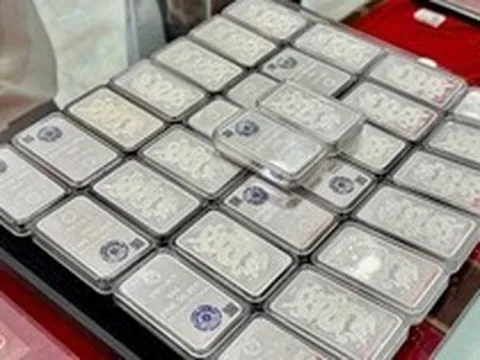 Giá bạc lao dốc, bay hơn 9% chỉ trong 1 ngày