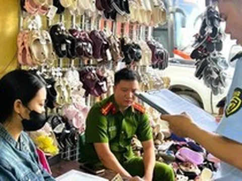 Bán 372 đôi dép Crocs giả thương hiệu, 2 hộ kinh doanh bị xử phạt