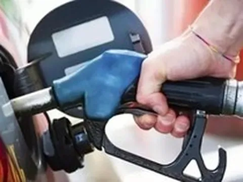 Xăng RON95 tăng gần 1.500 đồng/lít