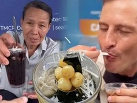 Gánh chè 15.000 "hài lòng" khách Tây giữa Hà Nội: Ăn liền 2 ly, phong luôn người bán làm siêu anh hùng
