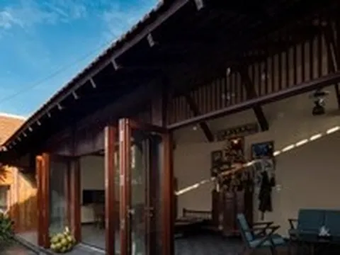 Ngôi nhà kết hợp giữa hiện đại và truyền thống với phần mái thú vị