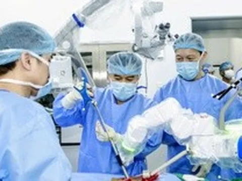 Ứng dụng hệ thống robot trong phẫu thuật cột sống: Cơ hội mới cho người bệnh
