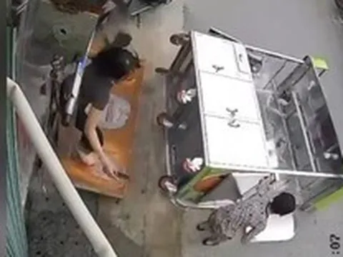 Vừa nghỉ hè, con trai đu quầy bán nước mới khai trương của mẹ vỡ tan tành