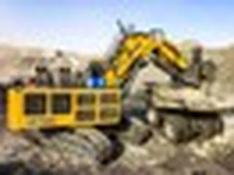 Phát hiện máy xúc Trung Quốc nặng 700 tấn, mỗi lần 'hạ tay' lấy được 60 tấn đất đá, đang liên tục đào bới, làm việc 18 tiếng không nghỉ