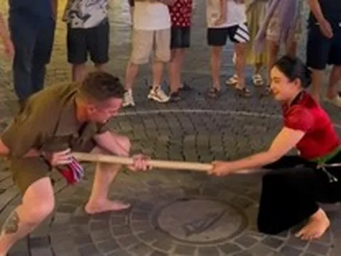 Khách Tây chật vật, lắc đầu xin dừng khi đối đầu với cô gái người Thái chỉ nặng 50kg