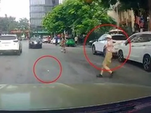 Người phụ nữ lao thẳng vào đầu ô tô chỉ để nhặt quả xoài rụng