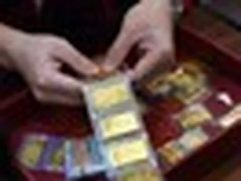 Giá vàng giảm mạnh, người mua vàng từ đầu tuần đến nay đã lỗ 6 triệu đồng/lượng