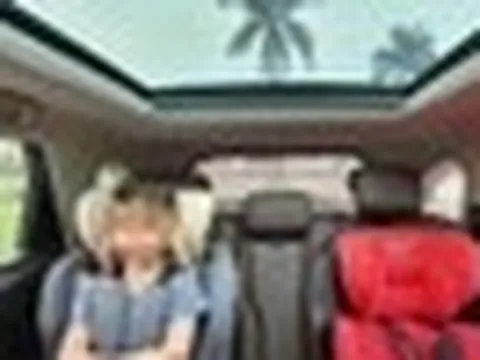 Vì sao trẻ em không nên ngồi trong lòng bố mẹ khi đi ôtô?