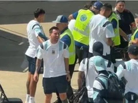 Video: Messi cười khoái chí khi đồng đội giấu kẹp nướng thịt trong ba lô