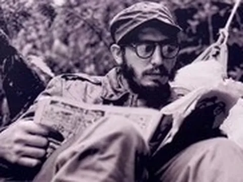 Những hình ảnh quý từ Cuba, Chủ tịch Fidel Castro chặt mía, đọc sách giữa núi rừng