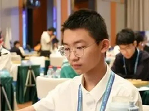 Kỳ thủ 13 tuổi loại nhà vô địch thế giới khỏi siêu giải đấu