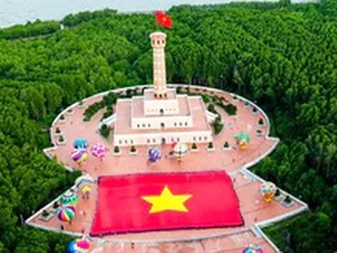 Xác lập Kỷ lục Việt Nam với lễ chào cờ đặc biệt cùng lá cờ hơn 2.000m²