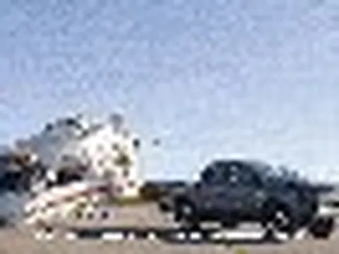 Toyota Hilux điện hứng trọn xe caravan 760kg rơi từ độ cao 9m, xong vẫn chạy đi như chưa có chuyện gì